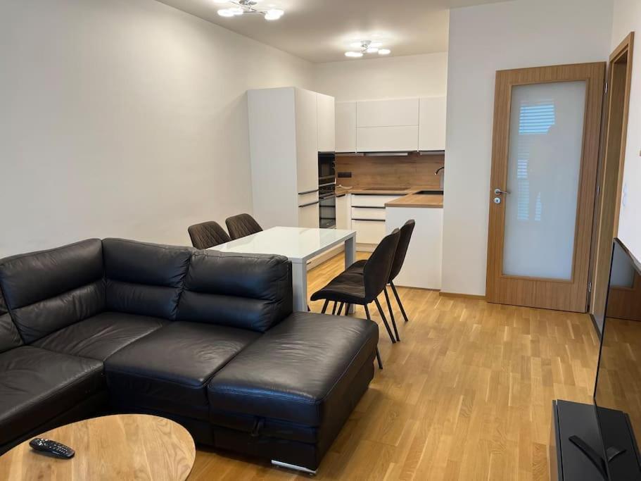 Apartman Holesovice,Balkon,Garaz Prag Exterior foto