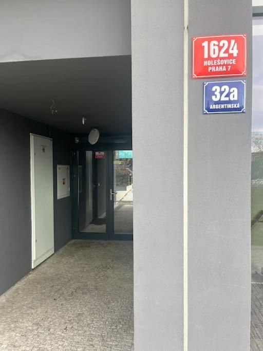 Apartman Holesovice,Balkon,Garaz Prag Exterior foto