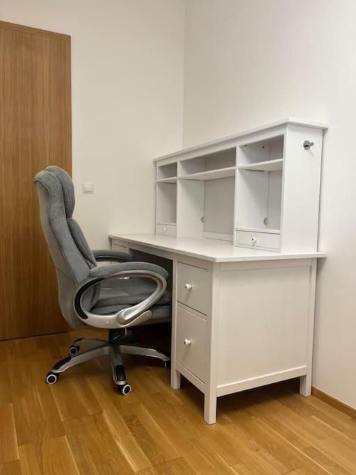 Apartman Holesovice,Balkon,Garaz Prag Exterior foto