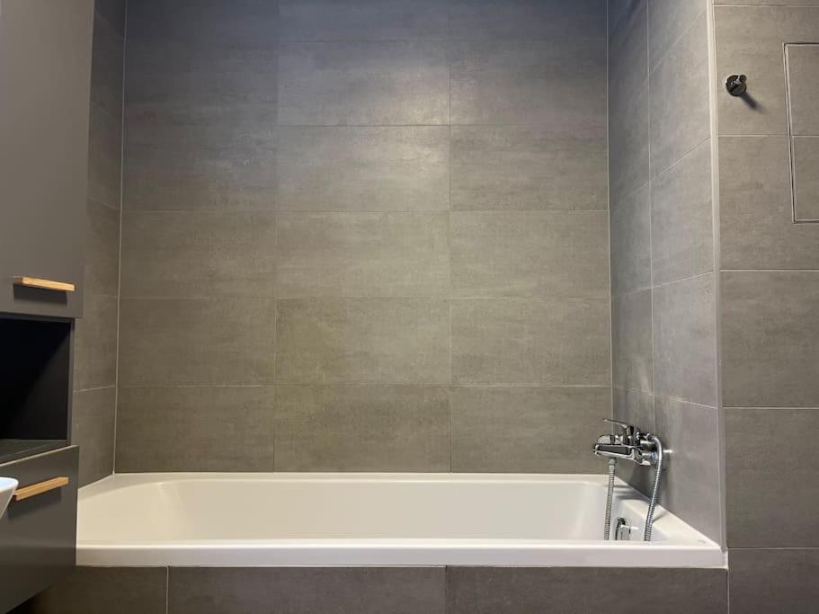 Apartman Holesovice,Balkon,Garaz Prag Exterior foto